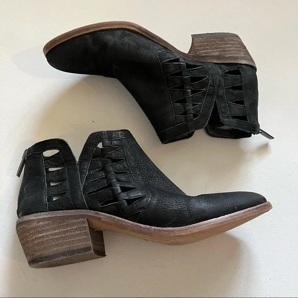 Vince Camuto Peera Black Leather Cut Out Ankle Bootie size 6.5 - Picture 6 of 13